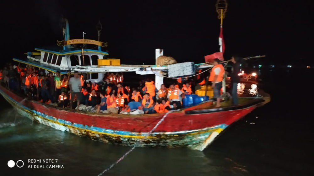 TIM SAR LANJUTKAN PENYISIRAN DI LOKASI TERBAKARNYA KAPAL KM. SANTIKA NUSANTARA