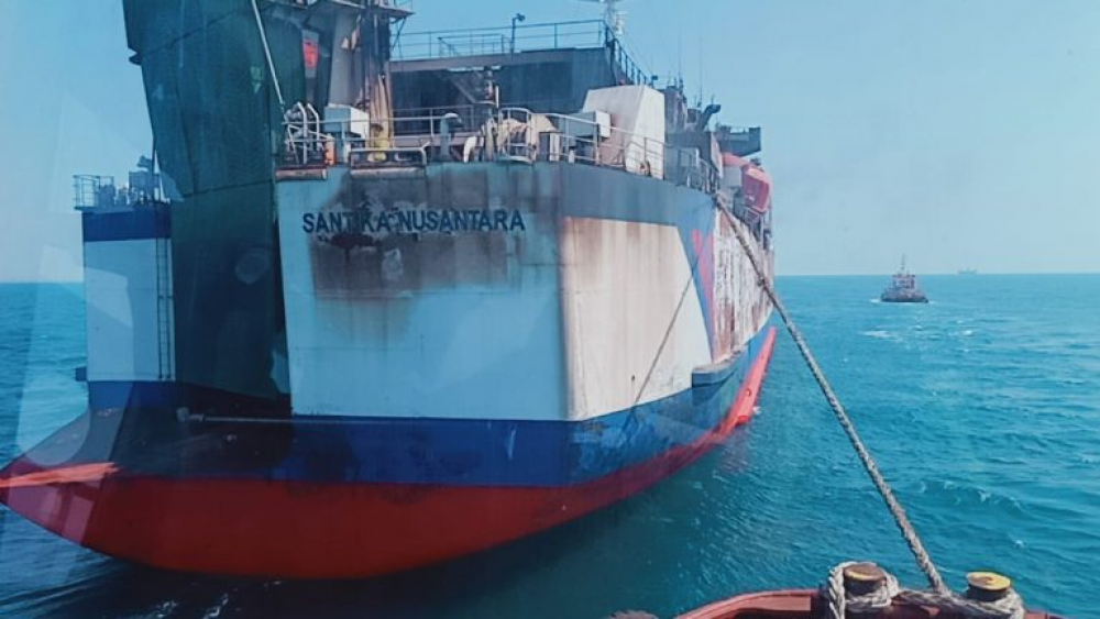 KAPAL KM SANTIKA NUSANTARA BERHASIL DITARIK KE PELABUHAN GRESIK JAWA TIMUR