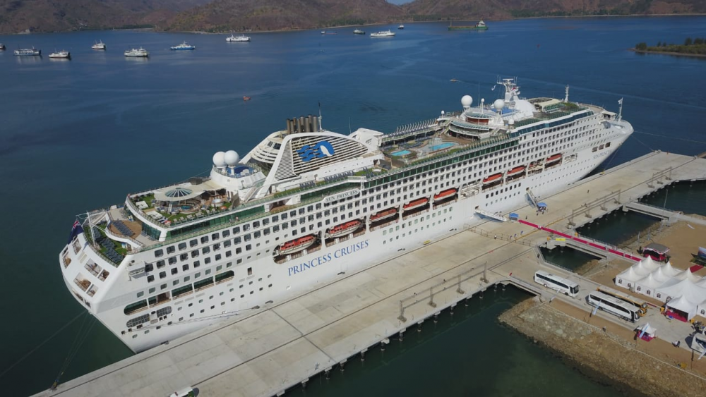 PERDANA! KAPAL CRUISE RAKSASA SANDAR DI DERMAGA GILI MAS LOMBOK BARAT 0