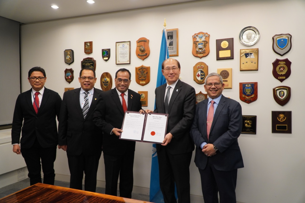 BERTEMU SEKJEN IMO, MENHUB SAMPAIKAN DOKUMEN AKSESI ATAU PENGESAHAN KONVEMSI INTERNASIONAL IMO