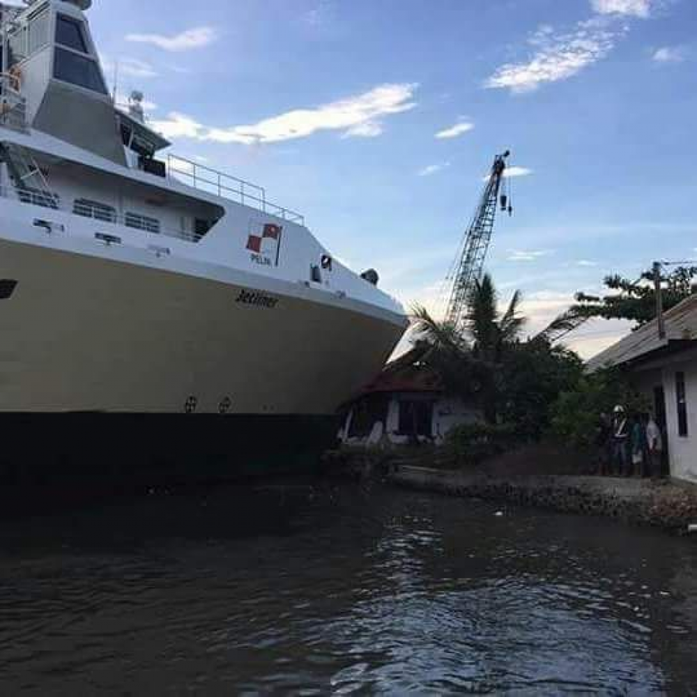 SELURUH PENUMPANG KAPAL JET LINER YANG KANDAS BERHASIL DIEVAKUASI KAPAL KPLP