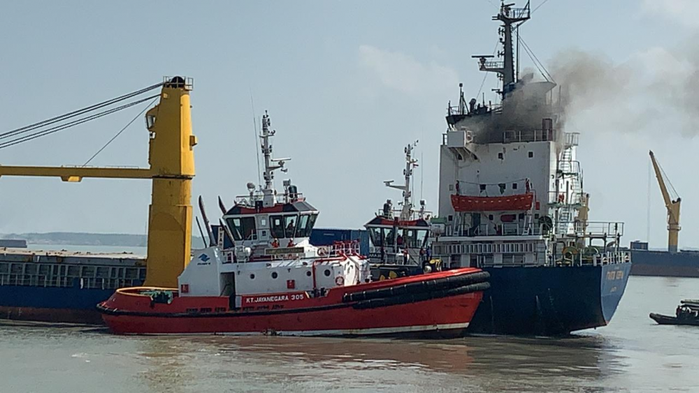 KAPAL PATROLI SEA AND COAST GUARD KEMENHUB BERHASIL ATASI INSIDEN KEBAKARAN KAPAL KM. TANTO CERIA DI SUR