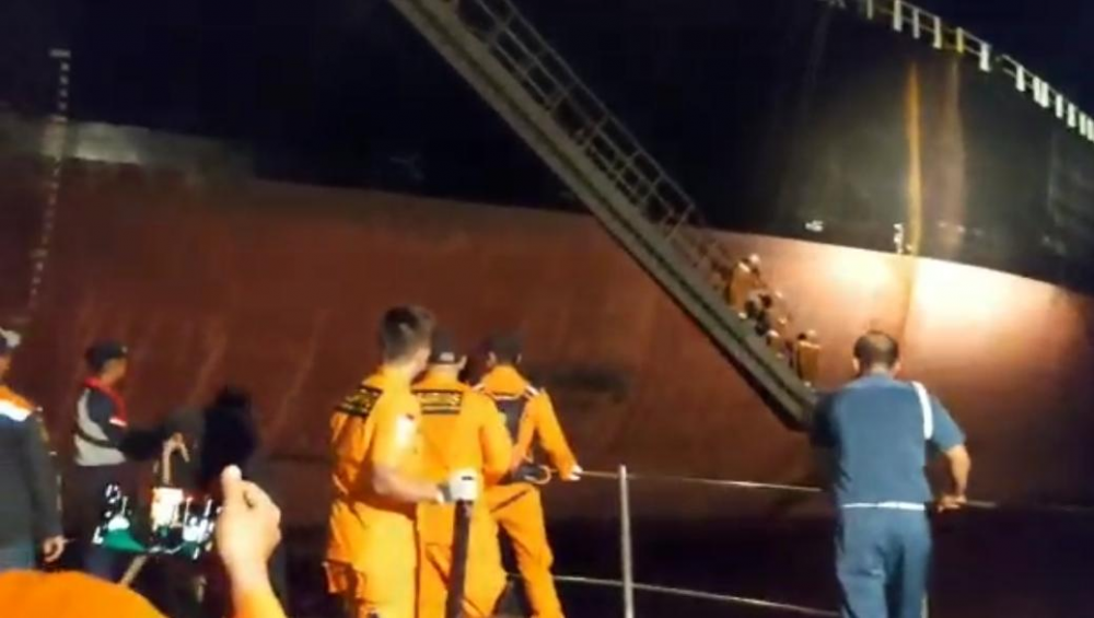 KAPAL PATROLI KPLP EVAKUASI AWAK KAPAL ASING YANG ALAMI INSIDEN DI PERAIRAN BITUNG