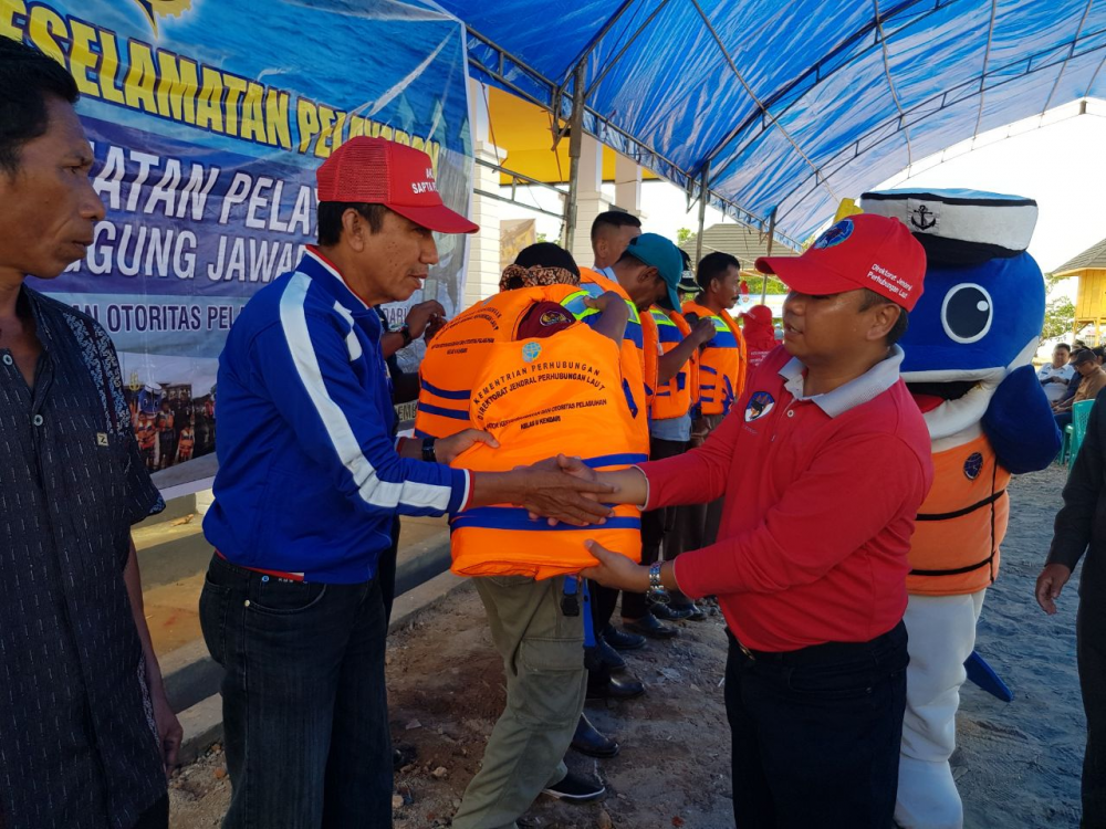 TINGKATKAN KESELAMATAN PELAYARAN DI DAERAH WISATA PULAU BOKORI, KEMENHUB SERAHKAN BANTUAN LIFE JACKET UN