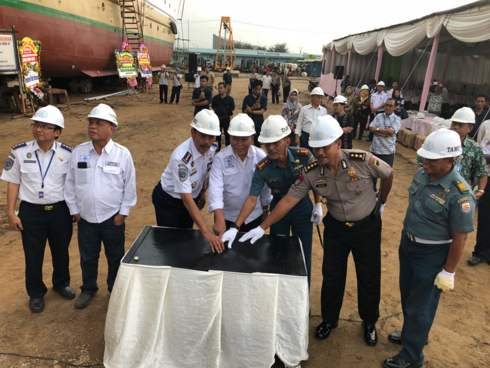 KEMENHUB LUNCURKAN KAPAL KONTAINER KAPASITAS 100 TEUS DI SEMARANG 03/03
