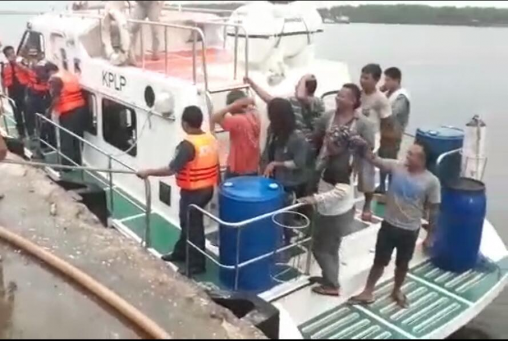 KAPAL PATROLI KPLP EVAKUASI PENUMPANG KAPAL KMP KALIBODRI YANG MENGALAMI KERUSAKAN MESIN HIDROLIK KEMUDI