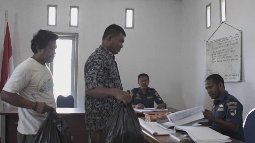 DUKUNG PERLINDUNGAN LINGKUNGAN MARITIM, PEMILIK DAN NAKHODA KAPAL KUMPULKAN SAMPAH SAAT URUS SPB DI UPP