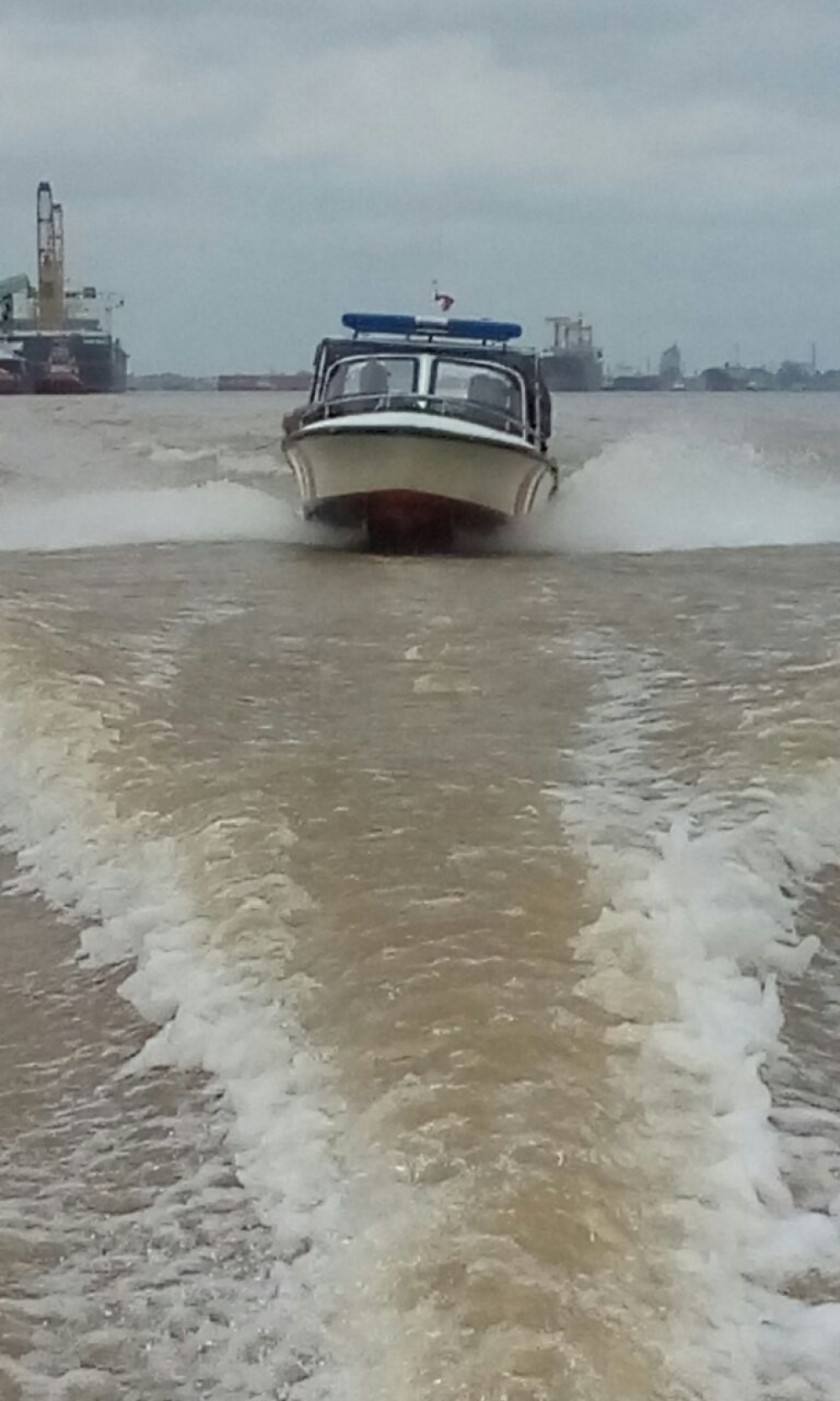 KSOP PALEMBANG KERAHKAN KAPAL PATROLI CARI KORBAN KECELAKAAN KERJA KAPAL MV. MILESTONE