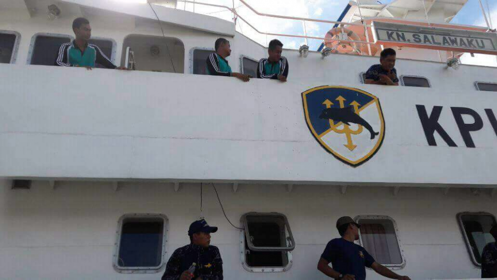 DALAM DUA JAM, KAPAL PATROLI KPLP SALAWAKU EVAKUASI PENUMPANG KAPAL PELRA DI TUAL