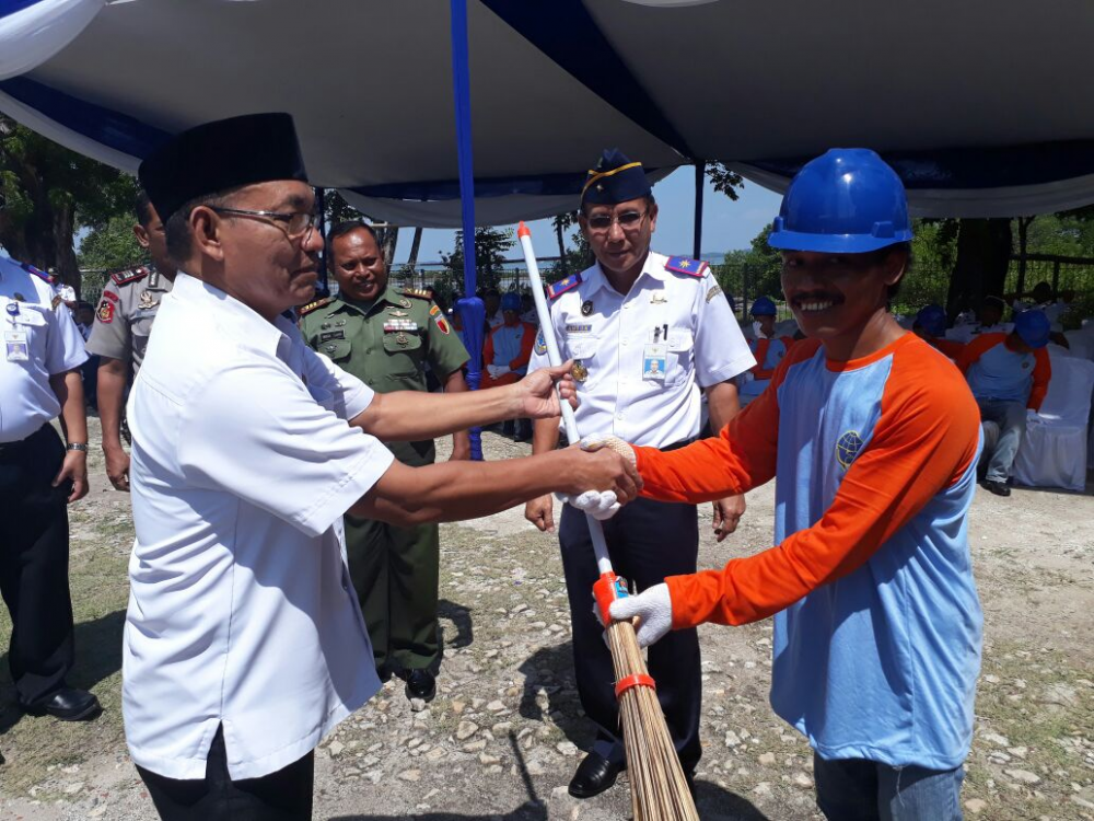 RANGKUL MASYARAKAT SEKITAR DITJEN HUBLA LAKSANAKAN PROGRAM PADAT KARYA DI MADURA