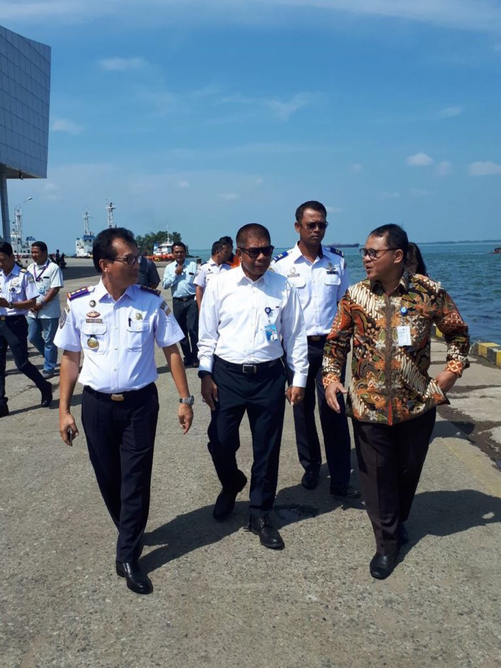 BAHU MEMBAHU TANGGULANGI TUMPAHAN MINYAK DI PERAIRAN BALIKPAPAN 03/04/2