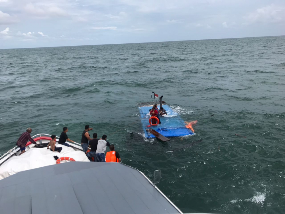 KAPAL PATROLI KPLP BERHASIL EVAKUASI PENUMPANG TENGGELAMNYA KAPAL KM. ANUGERAH BERKAT 9