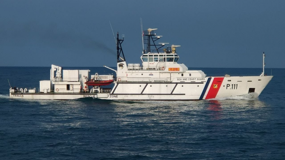 KAPAL PATROLI KNP TRISULA AMANKAN ALUR PELAYARAN SEKITAR LOKASI KEBOCORAN PIPA GAS DI BOJONEGARA
