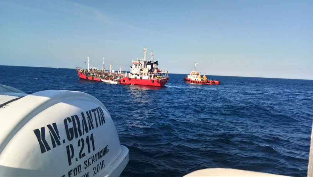 DIRJEN HUBLA, KAPAL TANKER MT. FERIMAS SENTOSA YANG KANDAS DI MADURA BERHASIL DIEVAKUASI
