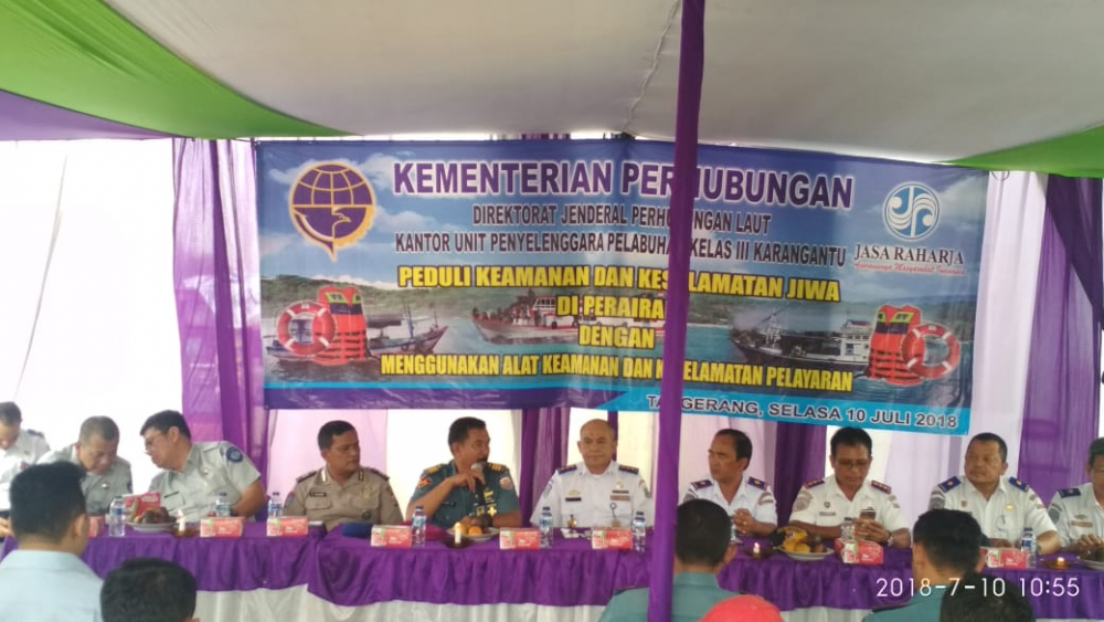 SOSIALISASIKAN PENTINGNYA KESELAMATAN PELAYARAN, UPP KARANGANTU BAGIKAN LIFE JACKET KEPADA PEMILIK KAPA
