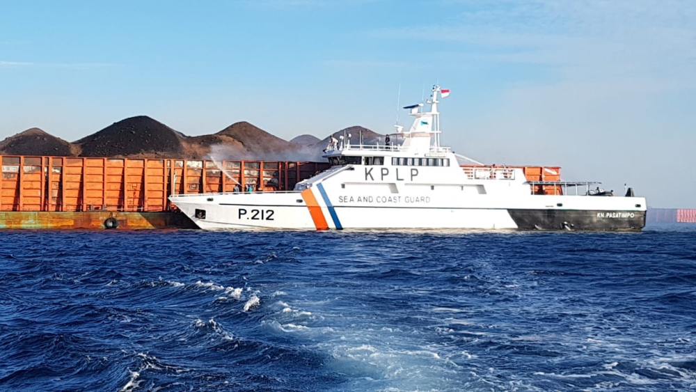 KAPAL PATROLI PANGKALAN PLP BITUNG PADAMKAN KEBAKARAN MUATAN KAPAL TUG BOAT DI BITUNG