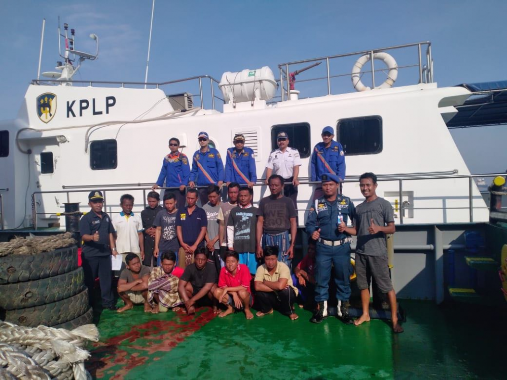 KAPAL NELAYAN TENGGELAM, KSOP GRESIK KIRIM KAPAL PATROLI KPLP KNP. 365