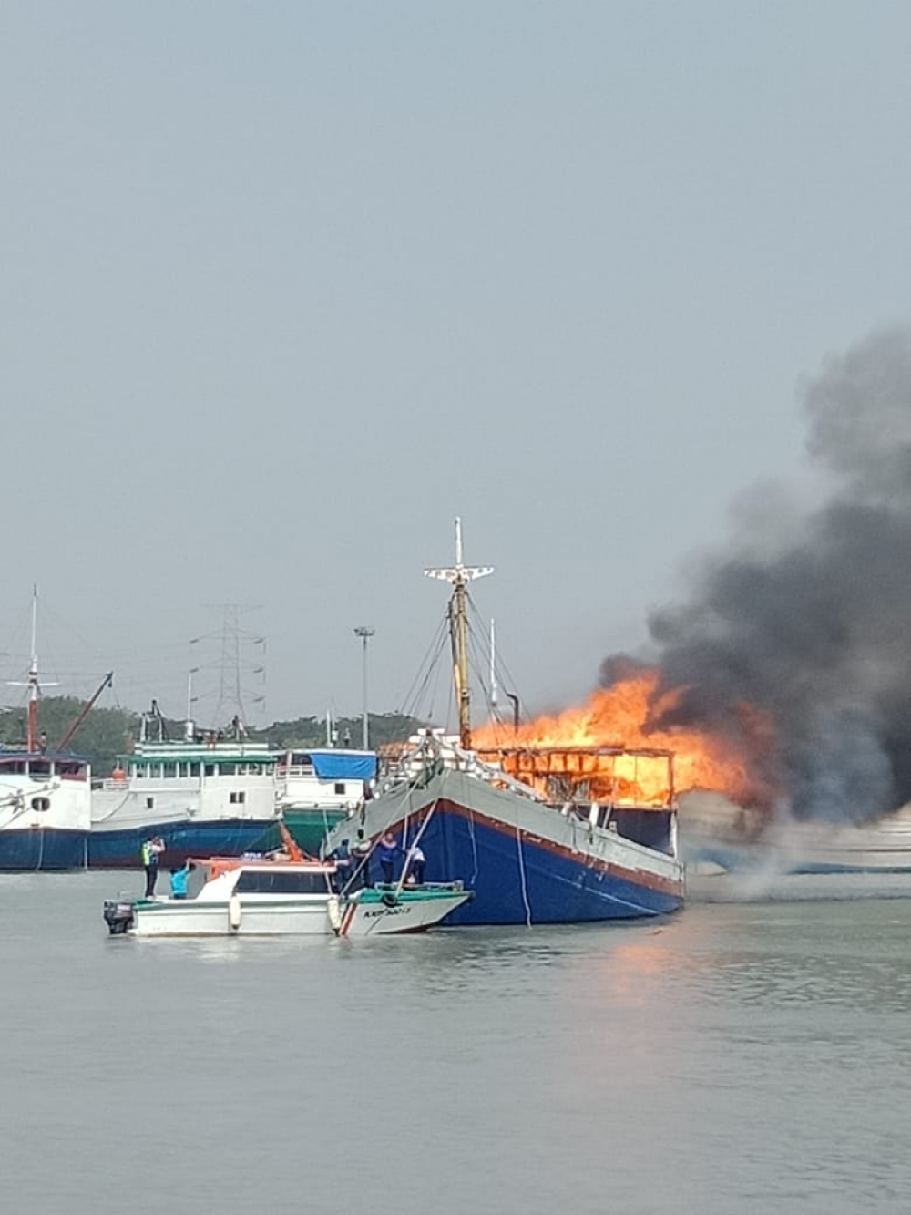 QRT KSOP GRESIK BERTINDAK CEPAT, KEBAKARAN KAPAL KLM SINAR TIMUR DI GRESIK BERHASIL DIPADAMKAN