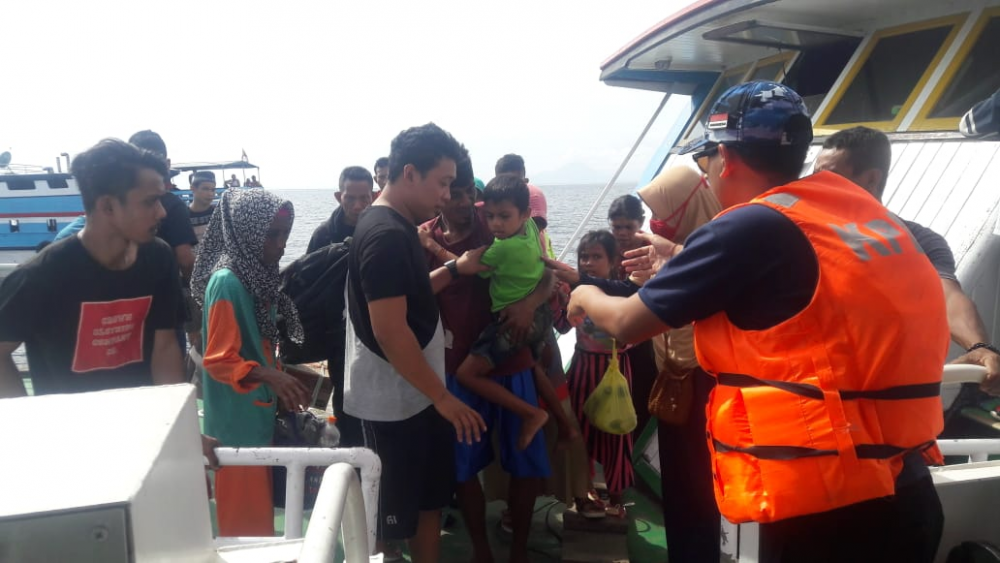 KAPAL PATROLI KPLP KNP.375 EVAKUASI PENUMPANG KAPAL KM CAHAYA ARAFAH YANG RUSAK MESIN
