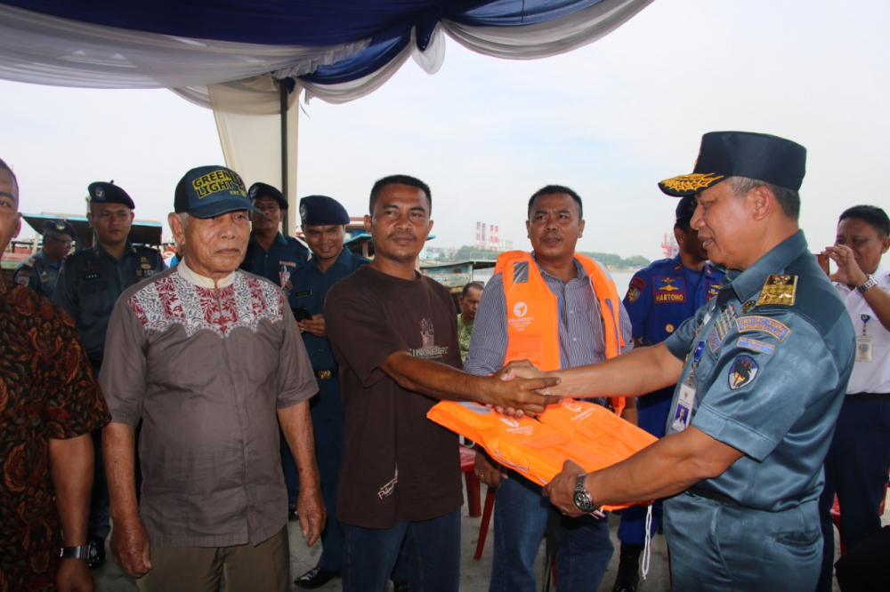 SYAHBANDAR BELAWAN BAGIKAN 185 LIFE JACKET KEPADA PEMILIK KAPAL 06/08/