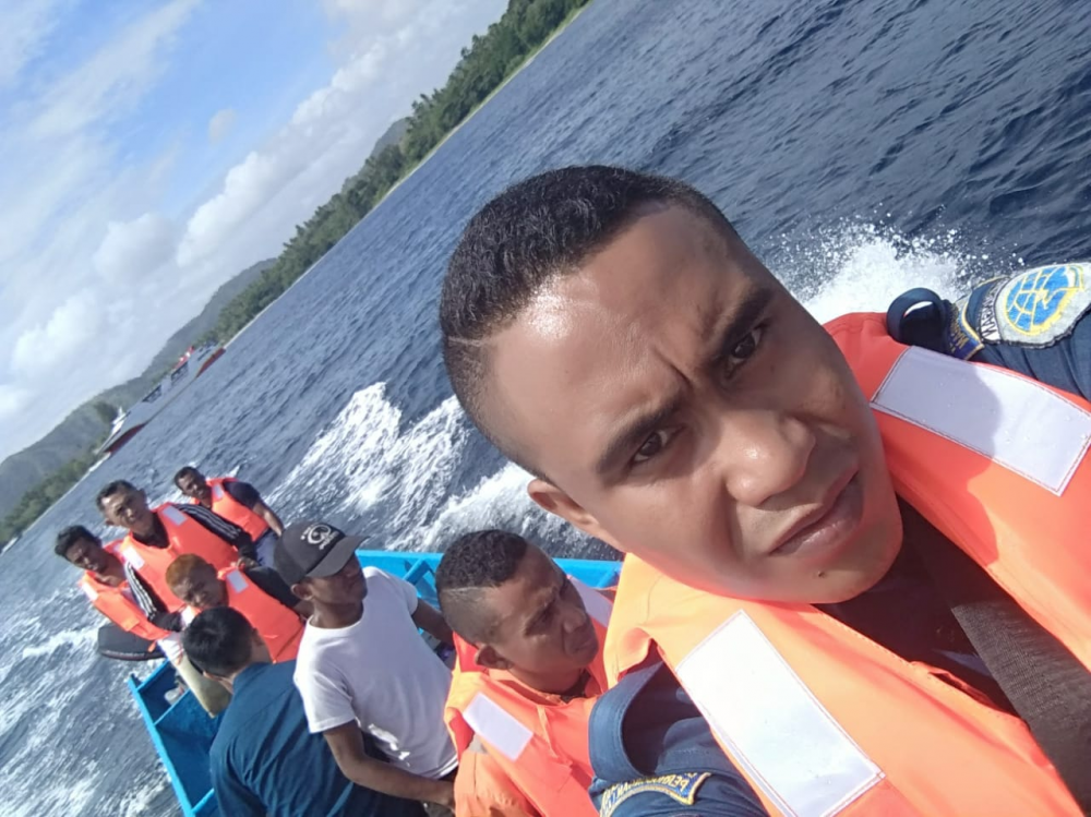 KPLP UPP NAMLEA EVAKUASI KORBAN SPEED BOAT TENGGELAM DI PERAIRAN PULAU BURU