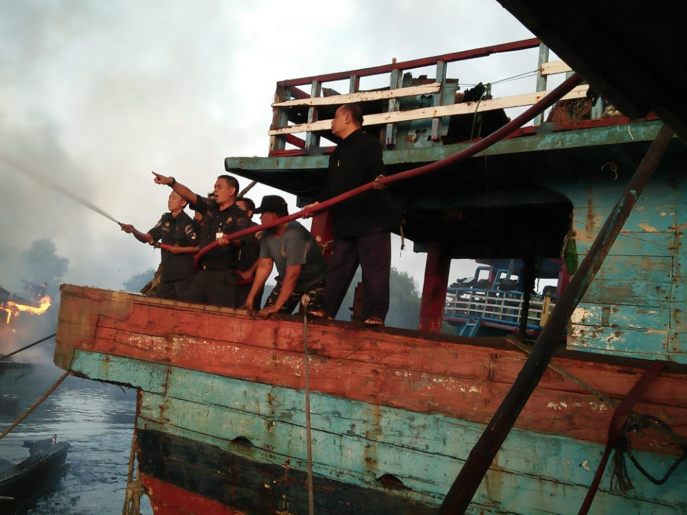 5 KAPAL NELAYAN TERBAKAR DI JUWANA BERHASIL DIPADAMKAN 10/08/2018