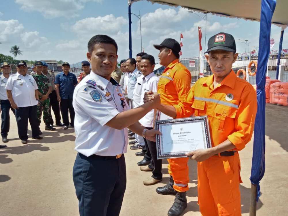 KEMENHUB SERAHKAN BANTUAN 700 UNIT LIFE JACKET KEPADA OPERATOR KAPAL TRADISIONAL KENDAWANGAN