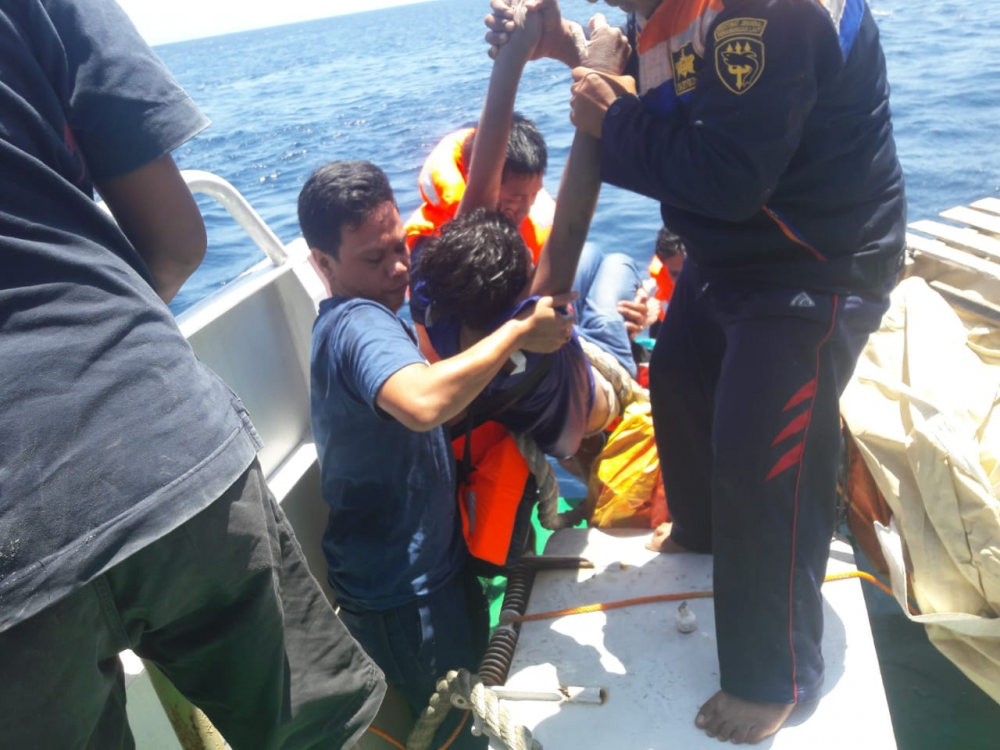 KAPAL PATROLI KEMENHUB MENGEVAKUASI KEMBALI SATU ORANG KORBAN SELAMAT DARI MUSIBAH TENGGELAMNYA KMP BAND