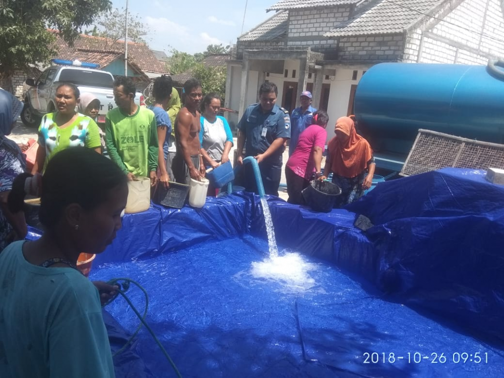 KEMENHUB BANTU DISTRIBUSI AIR BERSIH UNTUK WARGA TUBAN YANG TERKENA BENCANA KEKERINGAN