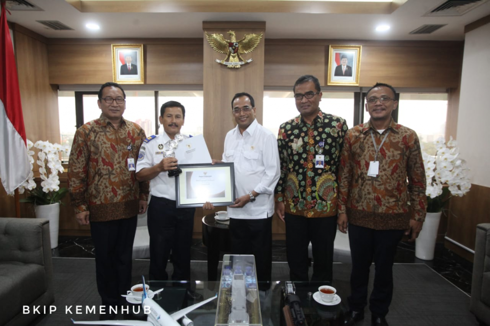 MENHUB APRESIASI PEGAWAI KEMENHUB PENJAGA MENARA SUAR YANG RAIH PENGHARGAAN ASN INSPIRATIF 2018