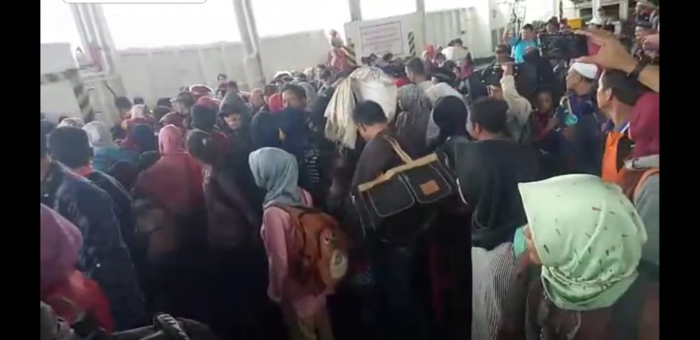 SEKITAR 1.200 PENDUDUK PULAU SEBESI DAN SEBUKU YANG TERISOLASI BENCANA TSUNAMI SELAT SUNDA BERHASIL DIEV