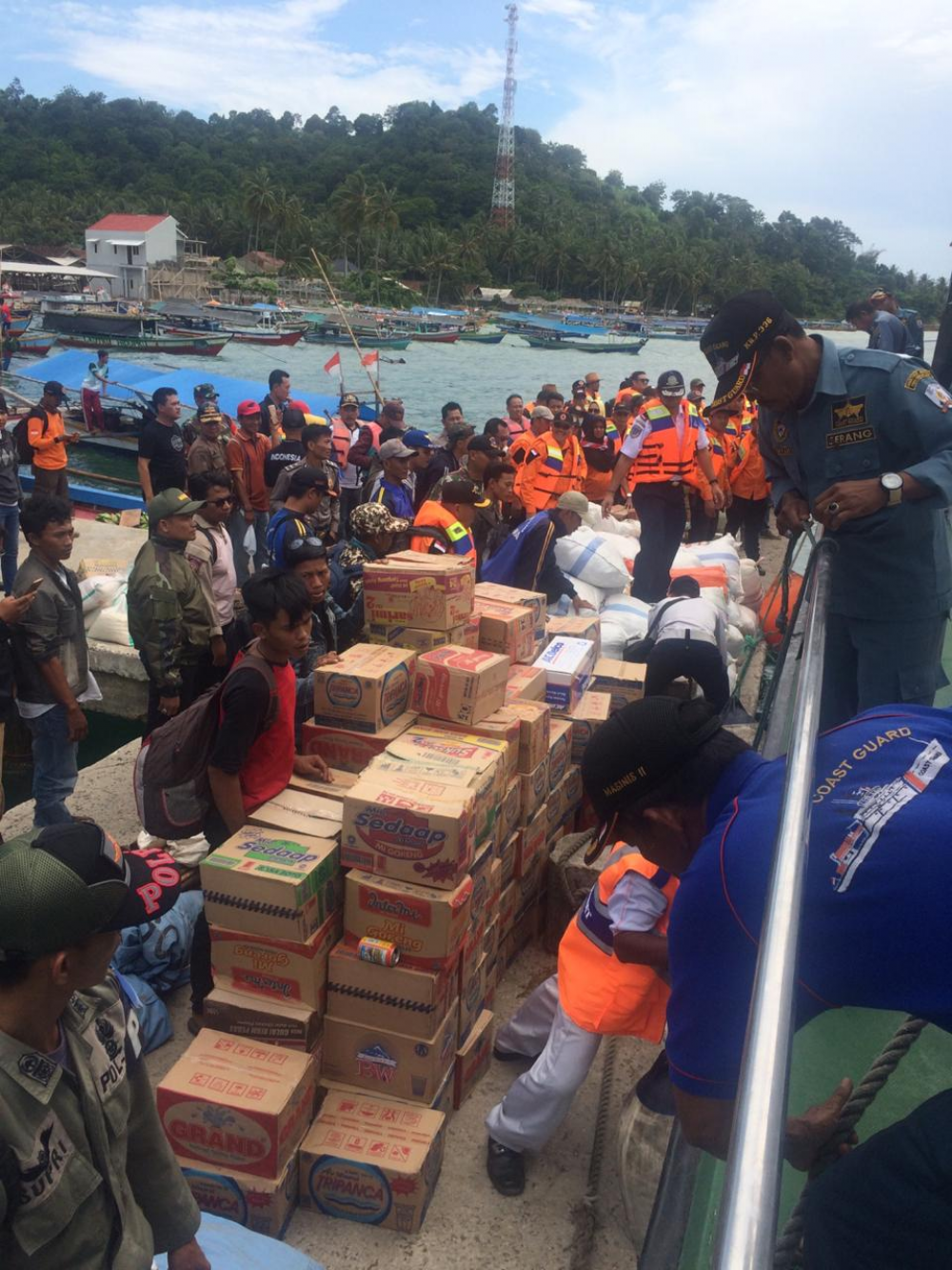 DIRJEN HUBLA, BANTUAN KEMANUSIAAN MULAI MASUK KE WILAYAH TERDAMPAK TSUNAMI SELAT SUNDA DARI JALUR LAUT
