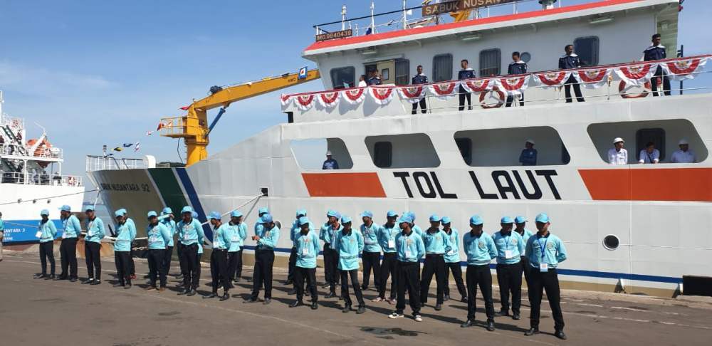 KEMENHUB MENYERAHKAN DUA UNIT KAPAL KE OPERATOR PELAYARAN DUKUNG PROGRAM TOL LAUT