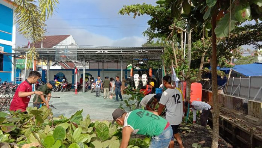 KEMENHUB GELAR PROGRAM PADAT KARYA LIBATKAN MASYARAKAT SETEMPAT DI PELABUHAN KUMAI