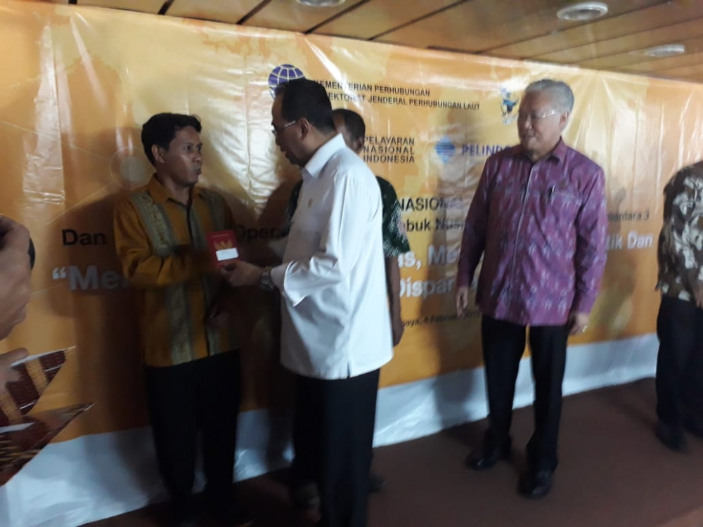 RANGKAIAN HARI PERS NASIONAL 2019, KEMENHUB BAGIKAN PAS KECIL DAN BUKU PELAUT NELAYAN DI JATIM