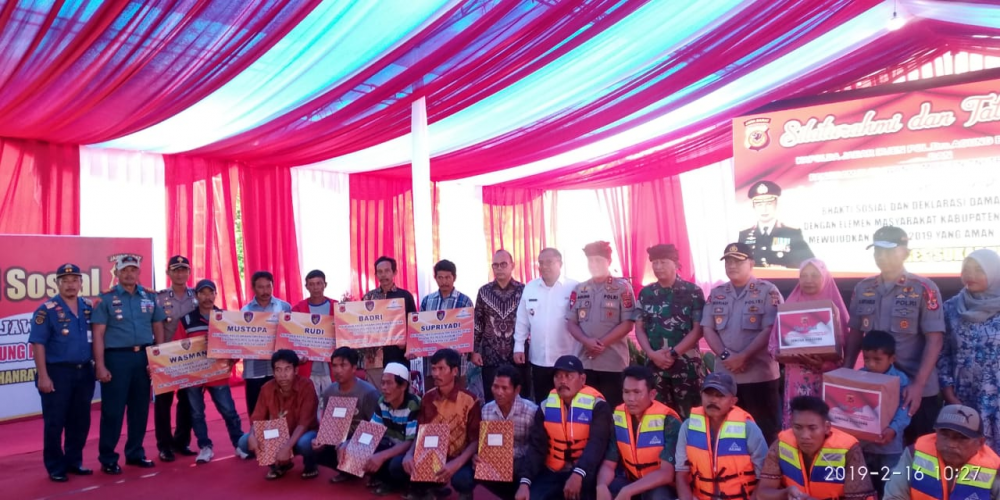 RATUSAN PAS KECIL TELAH DISERAHKAN KEPADA PARA NELAYAN DI WILAYAH BANDUNG SELATAN