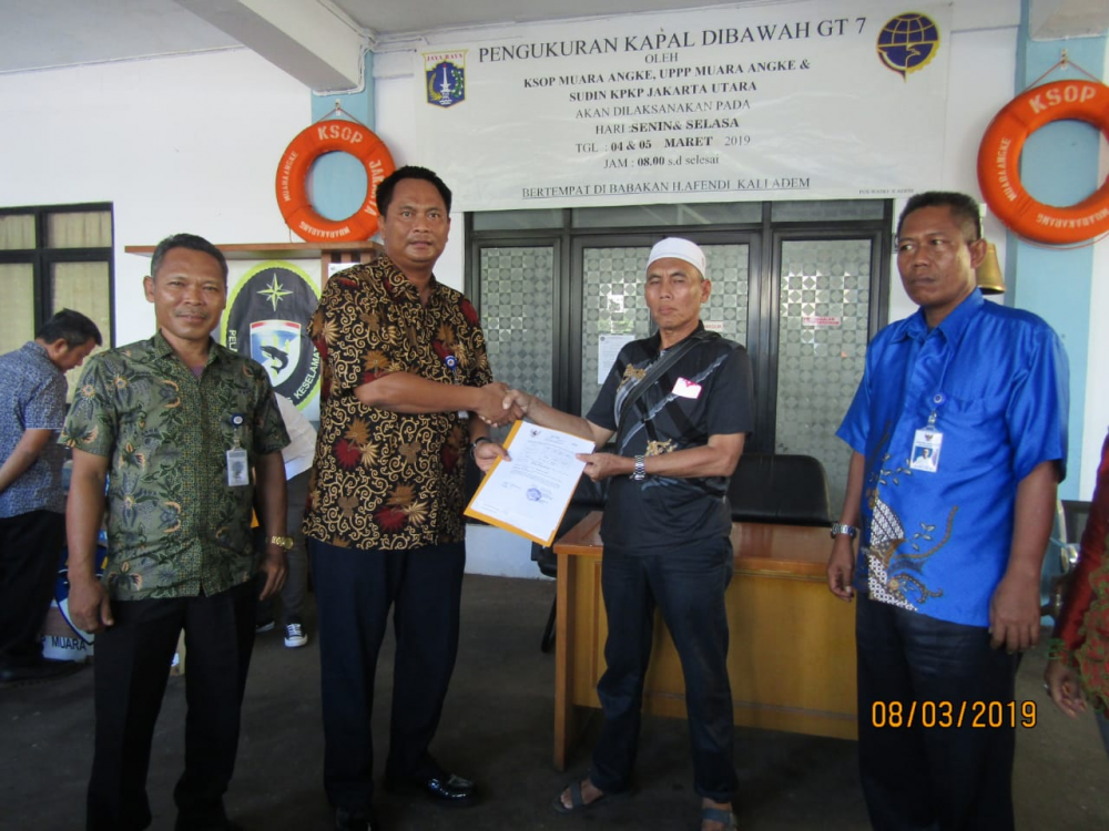 KEMENHUB SERAHKAN PAS KECIL KE PULUHAN NELAYAN DI MUARA ANGKE 08/03/201