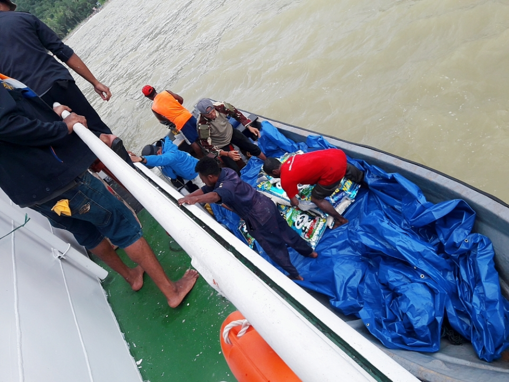 KAPAL KEMENHUB ANGKUT BANTUAN KEMANUSIAAN TIBA DI WILAYAH TERDAMPAK BENCANA BANJIR BANDANG SENTANI JAYAP