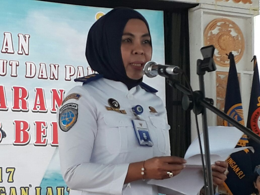DUKUNG TERWUJUDNYA KESELAMATAN PELAYARAN, KEMENHUB SERAHKAN BANTUAN LIFE JACKET UNTUK PELRA DI CILACAP