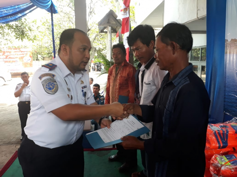 HASIL PENGUKURAN KAPAL, KEMENHUB SERAHKAN 40 PAS KECIL KEPADA NELAYAN MARUNDA