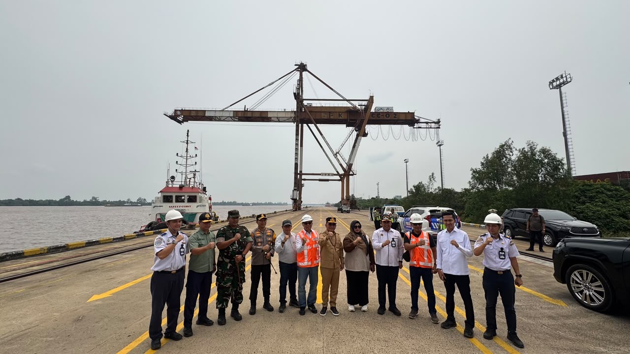 GUBERNUR KALTENG TINJAU PELABUHAN BAGENDANG, KSOP SAMPIT PASTIKAN PELAYARAN DAN DISTRIBUSI LOGISTIK TETAP LANCAR