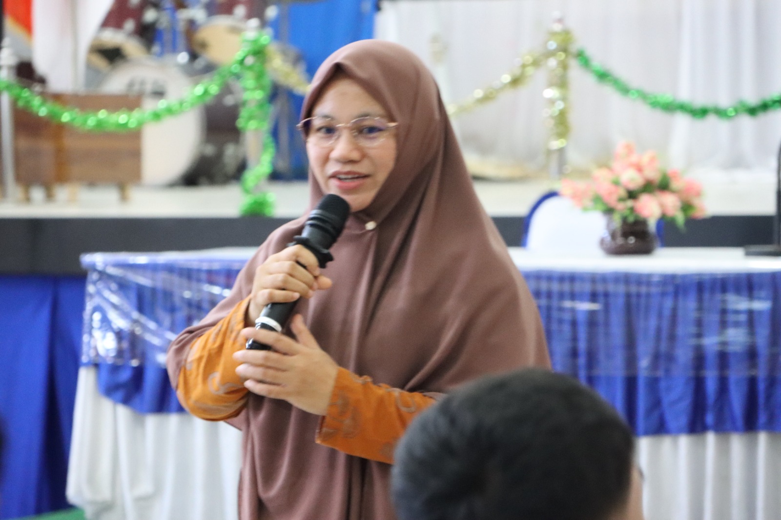 Jemput Bola di Kampus Polimarim, KSOP Utama Makassar Terbitkan 96 Buku Pelaut On the Spot