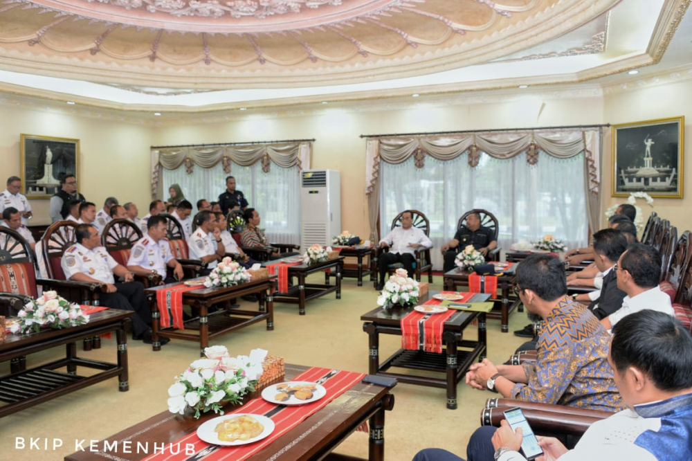 Menhub Gelar Rapat Di Ambon Bahas Peningkatan Konektivitas Transportasi Laut di Maluku
