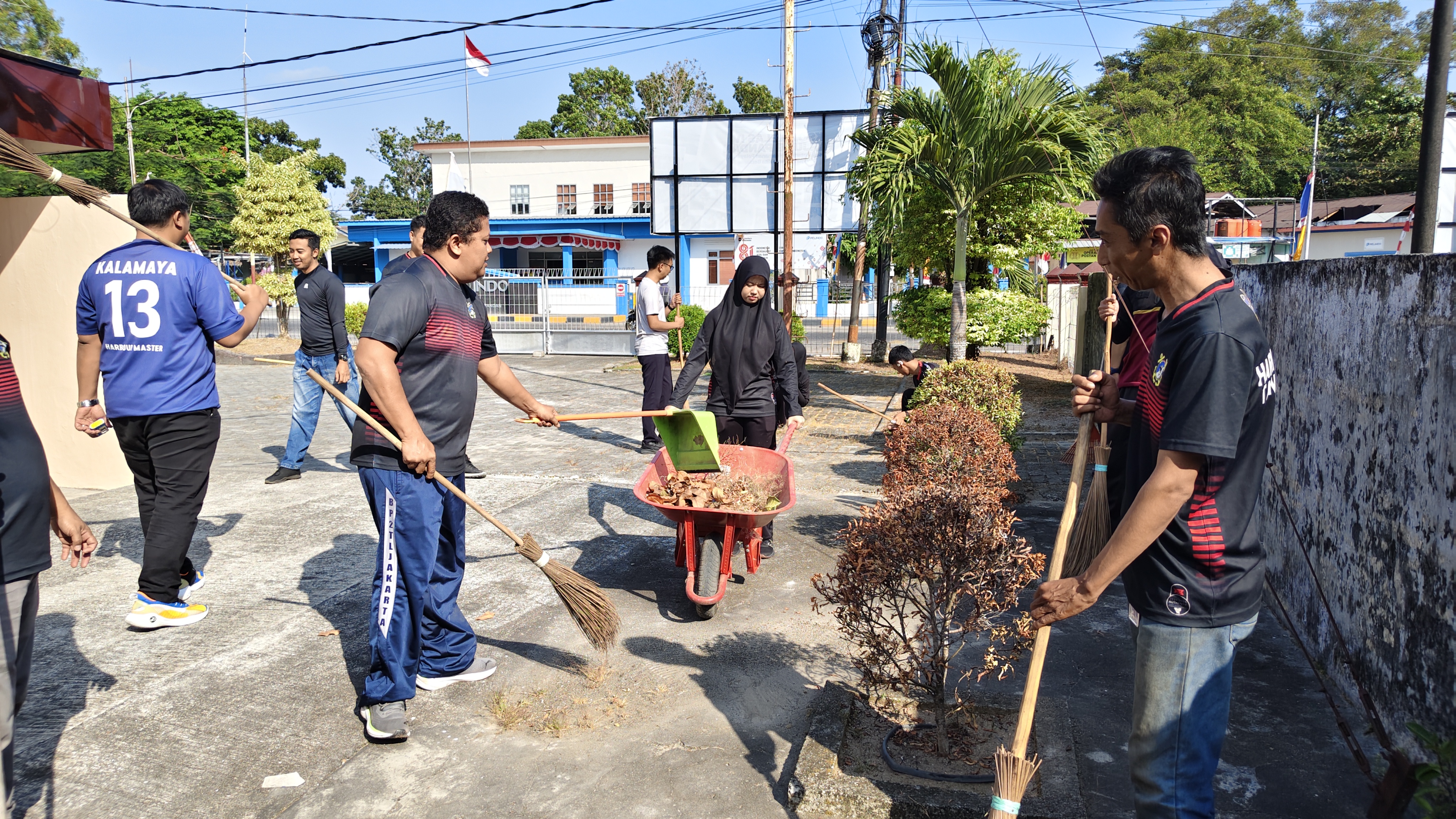 Semarak Harhubnas 2026, KSOP Kelas IV Tanjung Pandan Gelar Aksi Bersih-Bersih Lingkungan