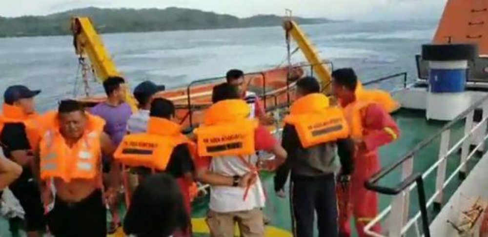 KAPAL KM. EKLESIA RUSAK MESIN, 112 PENUMPANG DIEVAKUASI DENGAN SELAMAT OLEH KAPAL KM. SABUK NUSANTARA 59