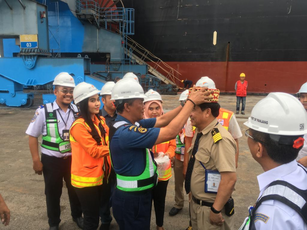 KAPAL BERBENDERA PANAMA MV. CHIKAKO MENJADI KAPAL ASING PERTAMA DI TAHUN 2020 YANG BERSANDAR DI PELABUHAN PANJANG LAMPUNG