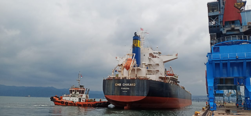 KAPAL BERBENDERA PANAMA MV. CHIKAKO MENJADI KAPAL ASING PERTAMA DI TAHUN 2020 YANG BERSANDAR DI PELABUHAN PANJANG LAMPUNG