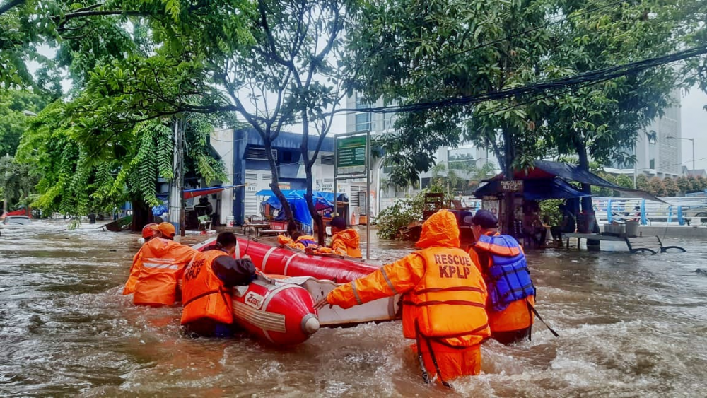KEMENHUB SIAGAKAN TIM REAKSI CEPAT BANTU KORBAN BANJIR YANG MELANDA JABODETABEK