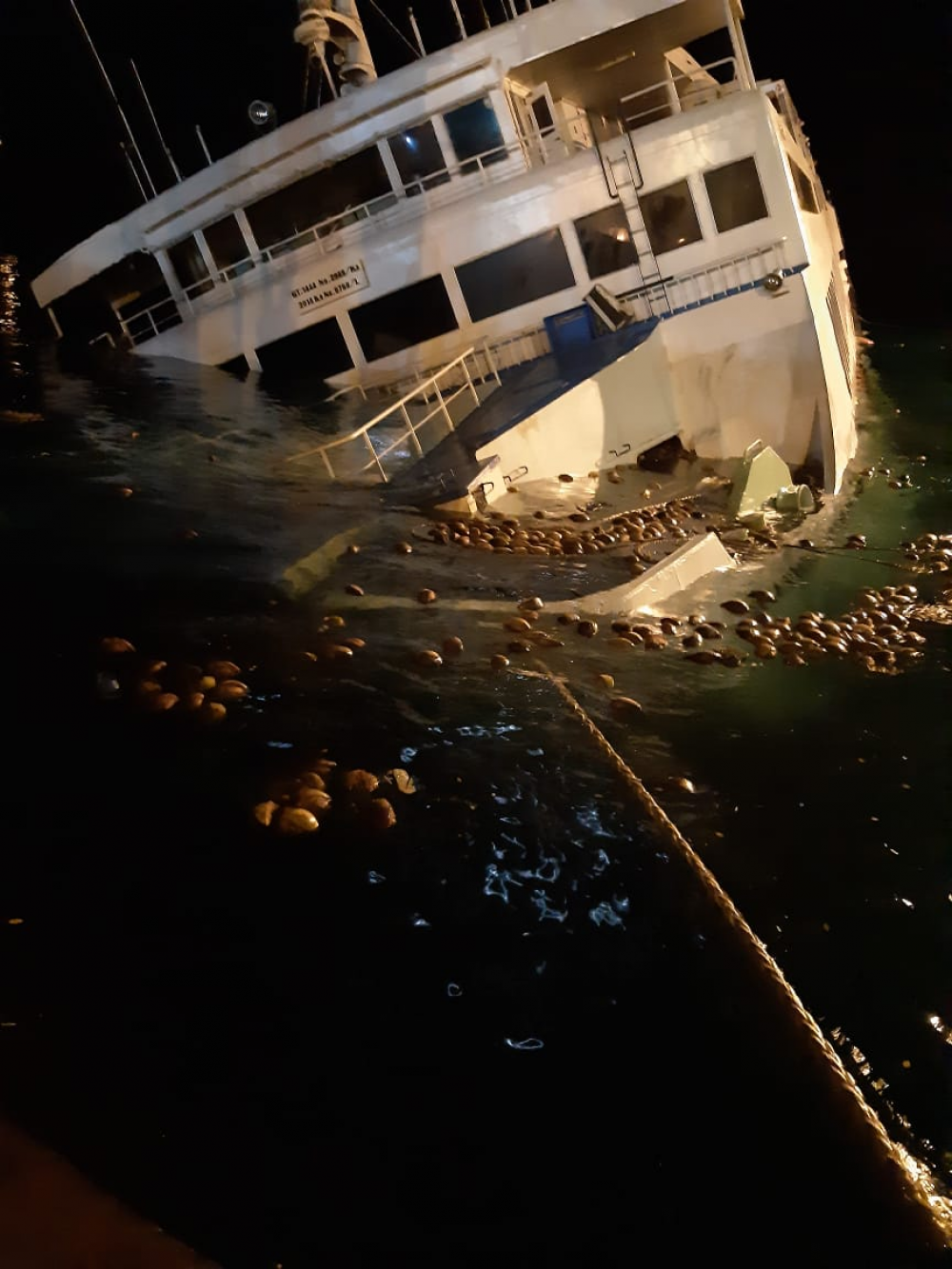 KAPAL KMP. DHARMA RUCITRA III KANDAS DI DERMAGA 2 PADANGBAI, SELURUH PENUMPANG SELAMAT