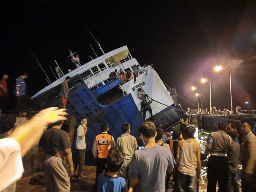 KAPAL KMP. DHARMA RUCITRA III KANDAS DI DERMAGA 2 PADANGBAI, SELURUH PENUMPANG SELAMAT